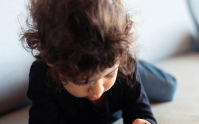 O excesso de telas pode afetar a visão das criança