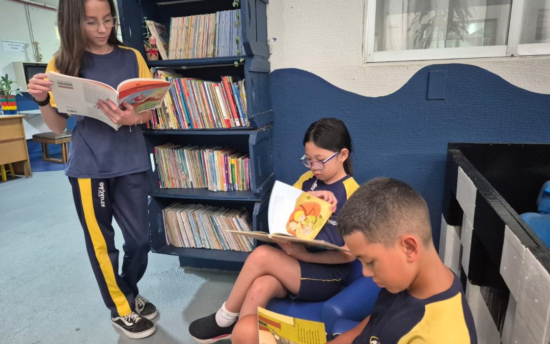Leitura em telas cresce no Brasil e reacende debate sobre formação de leitores na infância