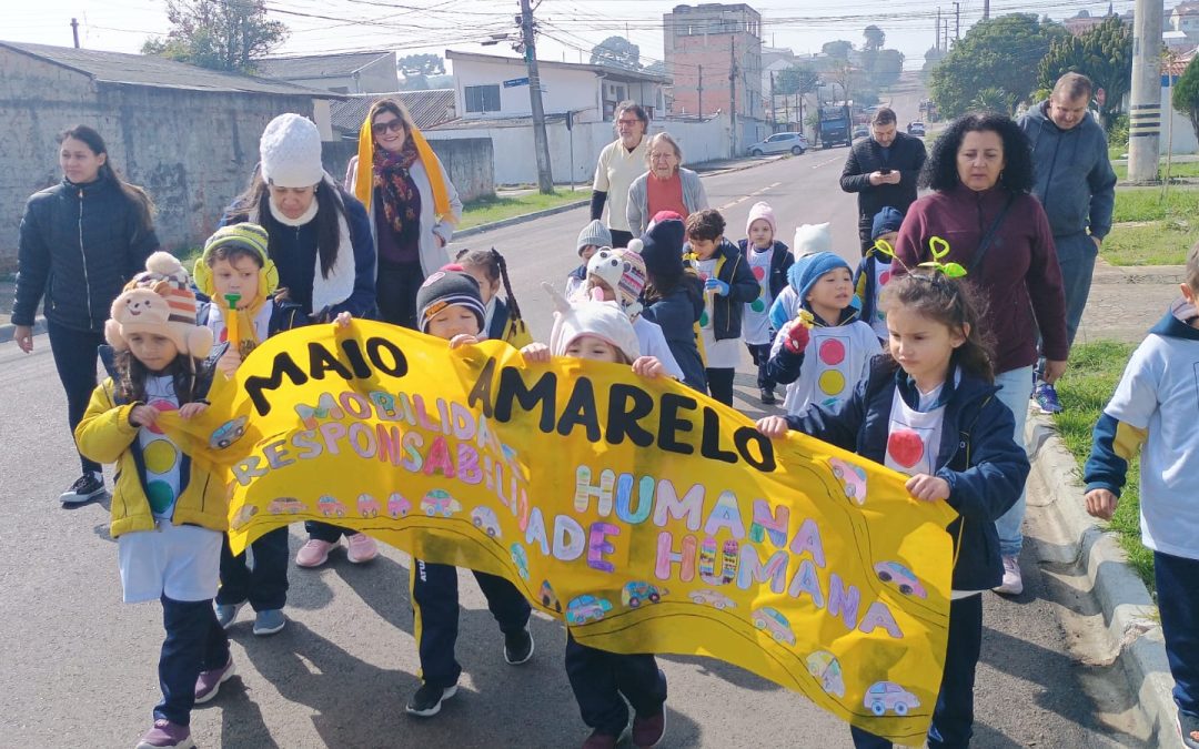 Caminhada educativa mobiliza estudantes da Escola Atuação durante o Maio Amarelo